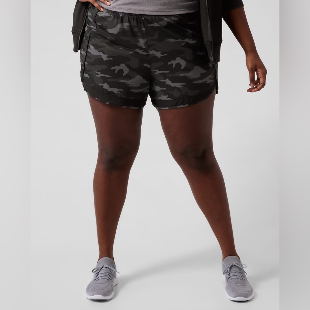 Athleta Mesh Racer Run Mid Rise 4 inch short